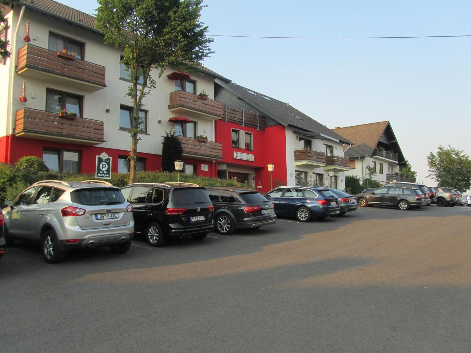 gut-Hotel zur Burg Nürburg ring Exterior foto