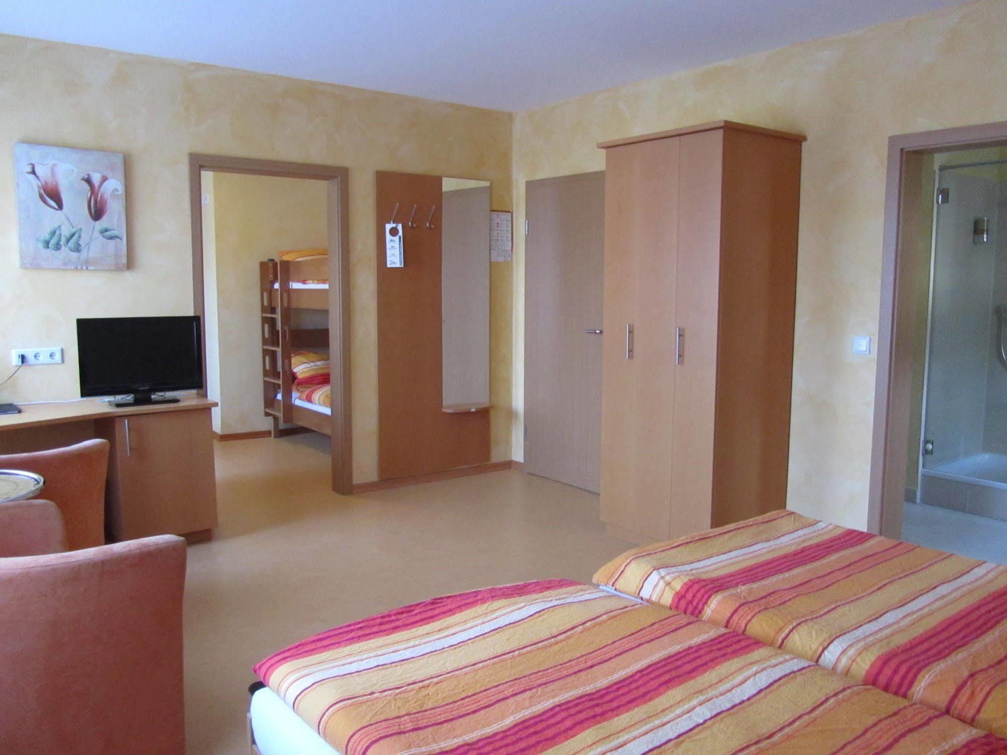 gut-Hotel zur Burg Nürburg ring Exterior foto