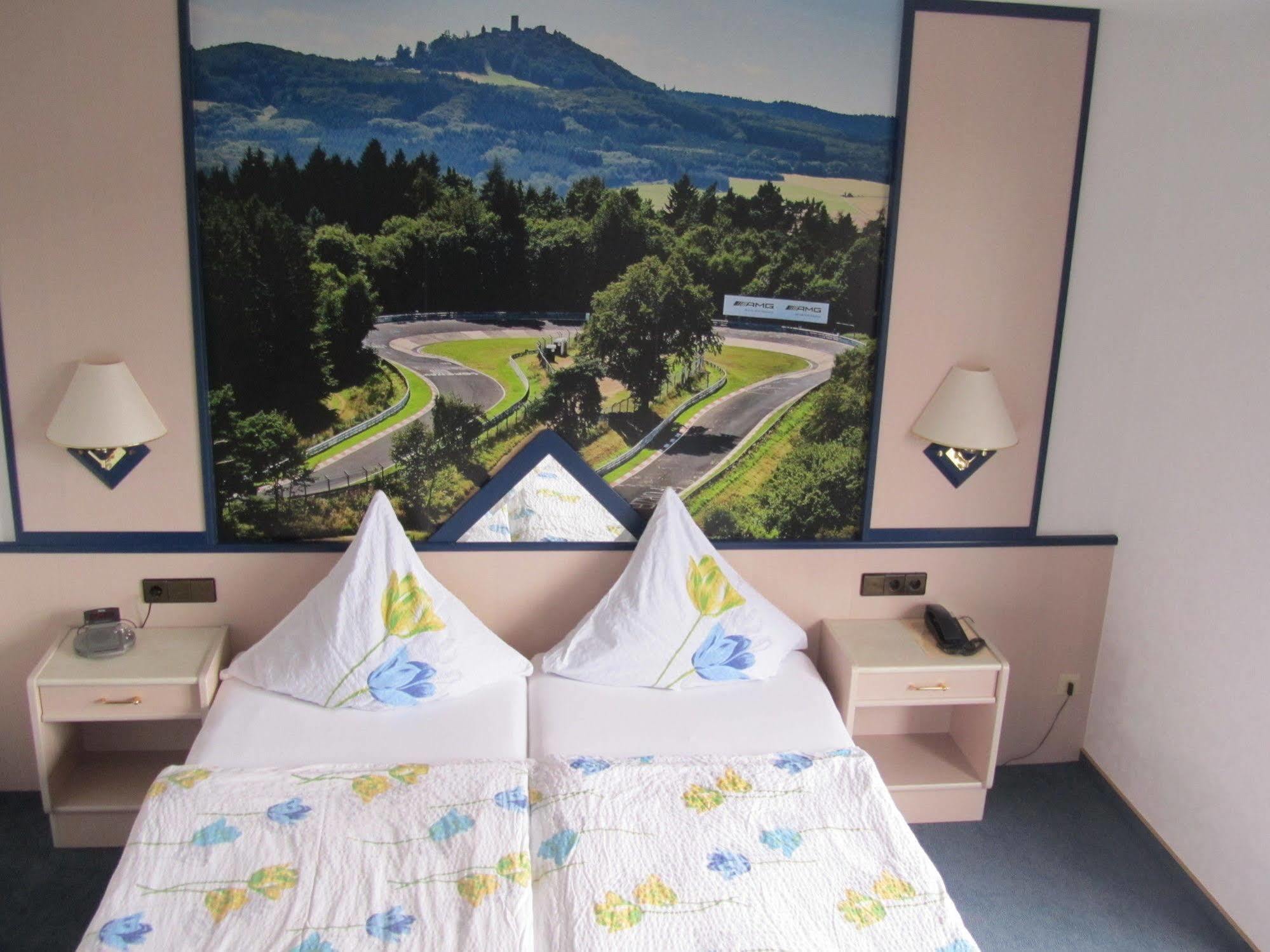 gut-Hotel zur Burg Nürburg ring Exterior foto